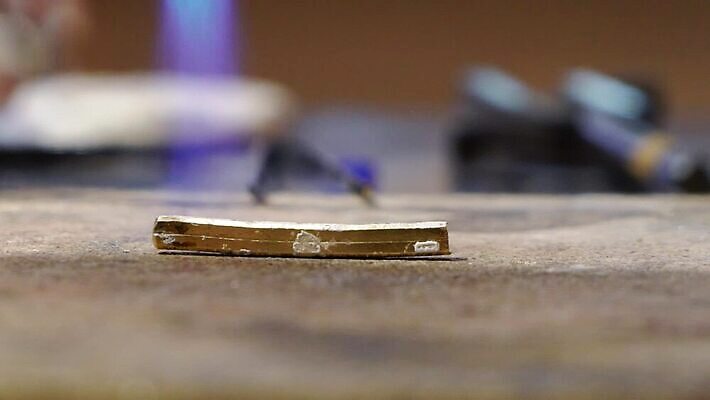 직업 디자인 산업 장신구 탁자 불 노동자 기술 사람없음 노란색 금속 장비 도구 공구 반지 작업 뜨거움 작업실 황금 고급 제조 은색 상품 보석 버너 만들기 난방 공예가 대장장이 백금 솜씨 핸드메이드 화상 MOV 해외동영상 클립영상 자연요소 컬러 가구 컨셉 모션 재질 상처 광석 동영상 파일형식