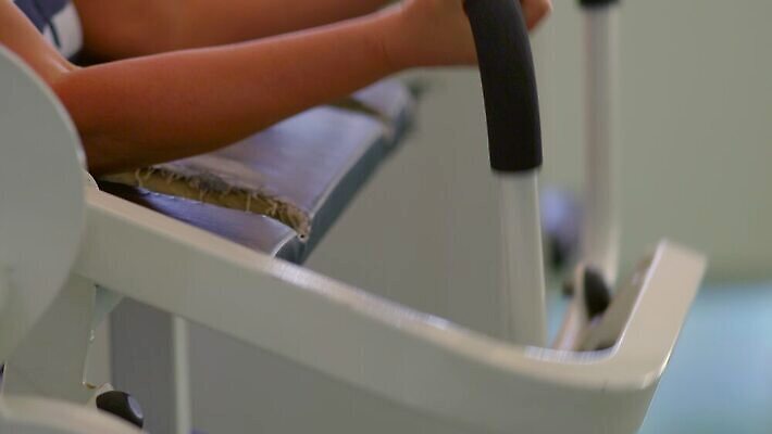 라이프스타일 여자 무기 스포츠 신체 모션 근육 건강 한명 사람 취미 일상 운동 디지털 스크린 힘 기계 장비 밀기 연습 체육관 클립 체조선수 런닝머신 팔 동영상 반항 4K MOV 해외동영상 클립영상 1 운동선수 라이프 생활 신체부위 운동기구 체조 파일형식