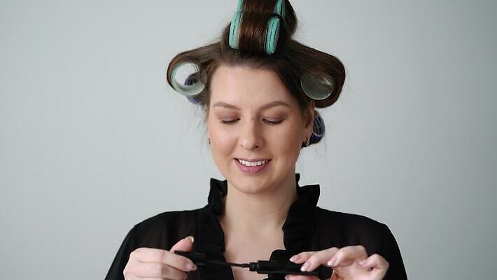 백인 모델 헤어스타일 응시 여자 얼굴 가정 갈색머리 한명 미소 사람 성인 장식 뷰티 유행 검은색 화장품 흰색 붓 목욕가운 화려 확대 속옷 미용사 속눈썹 마스카라 주부 롤러 란제리 고립 스타일 신청 4K MOV 해외동영상 클립영상 서양인 직업 1 시선 옷 컬러 컨셉 표정 신체부위 가운 눈썹 동영상 파일형식