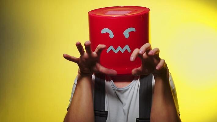 직업 감정 유니폼 휴가 노동자 주택 가면 한명 사람 빨간색 노란색 머리 할로윈 분노 표현 유머 엔지니어 플랫 수리 감독 종업원 양동이 서비스 나쁜 건축업자 계약자 공예가 지옥 착용 콘크리트 좀비 4K MOV 해외동영상 클립영상 1 옷 건축 컬러 건물 신체부위 기술자 계약 동영상 파일형식