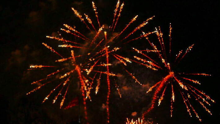 외관 기념일 행복 컬러 백그라운드 크리스마스 하늘 불 추상 휴가 불꽃 전등 기념 폭죽 불꽃놀이 이벤트 사람없음 물 빛 컬러풀 파티 검은색 축제 어둠 축하 생일 야간 저녁 파열 카운트다운 효과 4K MOV 해외동영상 클립영상 자연요소 감정 컨셉 무늬 놀이 조명 동영상 파일형식