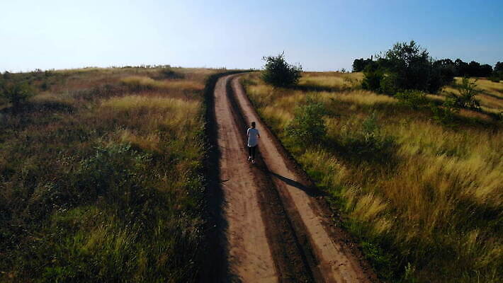 라이프스타일 웰빙 도로 스포츠 백그라운드 자연 아침 안테나 건강 사람없음 야외 운동복 달리기 조깅 운동 맑음 시골 복지 연습 추적 달리기선수 드론 선로 패닝샷 혼자 4K MOV 해외동영상 클립영상 주간 옷 길 통신 교통시설 모션 날씨 촬영기법 생활 사회이슈 생태계 육상선수 동영상 파일형식