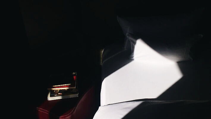 가구 이동 베개 침구 모션 주택 실내 그림자 사람없음 내부 장식 빛 인테리어 햇빛 맑음 어둠 방 흰색 침대 잠 담요 MOV 해외동영상 클립영상 디자인 컬러 생활용품 컨셉 날씨 건물 태양 동영상 파일형식