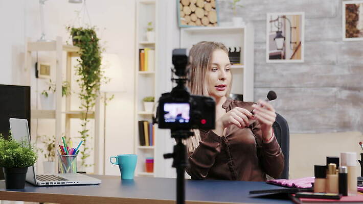 직업 라이프스타일 여자 얼굴 인터넷 비즈니스 주택 실내 미소 뷰티 유행 카메라 디지털 촬영 웹 화장품 장비 정보 업무 네트워크 방송 온라인 동영상 블로거 블로그 소셜 생존 스타일 크리에이터 1인미디어 4K MOV 해외동영상 클립영상 표정 사람 내부 건물 생활 신체부위 전자제품 작업 파일형식