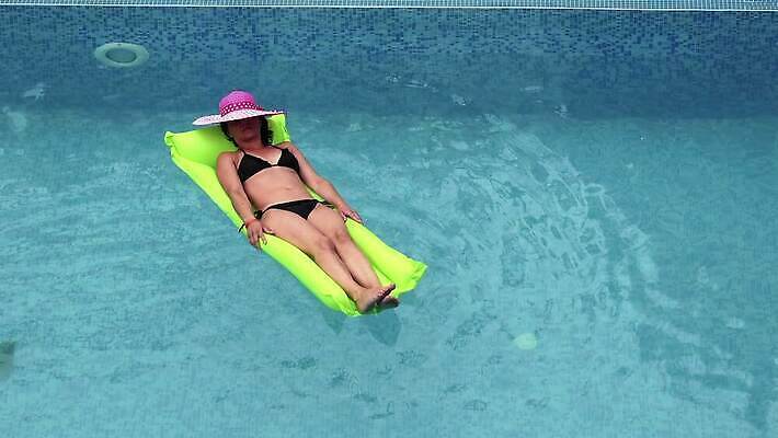 모자 1 라이프스타일 여자 수영복 바다 섬 여행 신체 하늘 휴가 휴식 한명 사람 초록색 물 여름 파란색 비키니 섹시 침묵 선탠 모래언덕 당구 휴양지 밀짚 뗏목 매트리스 터키석 4K MP4 해외동영상 클립영상 자연요소 잡화 옷 계절 교통수단 컬러 컨셉 배_교통 생활 구기 소리 장소 짚 보석 언덕 동영상 파일형식