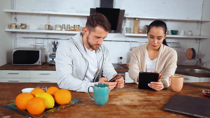 백인 라이프스타일 커플 커피 인터넷 통신 가족 아침 주택 함께함 기술 미소 앉기 두명 일상 금융 쇼핑 알약 유행 주방 스크린 타이핑 신선 네트워크 뉴스 닫기 토론 무선전화기 온라인 소셜 소셜네트워크 터치스크린 네트워킹 4K MOV 해외동영상 클립영상 주간 서양인 음료 컨셉 관계 모션 표정 사람 건물 라이프 생활 경제 약 전화기 동영상 파일형식
