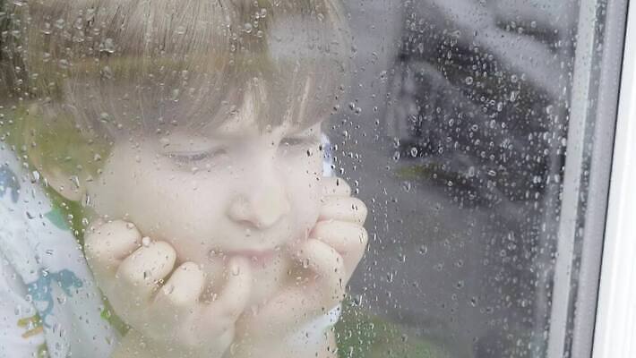 백인 라이프스타일 응시 감정 얼굴 창문 아침 날씨 휴식 주택 아이디어 실내 한명 사람 소년 평화 꿈 슬픔 가을 물방울 관찰 빗방울 나쁜 배려 심각 4K MP4 해외동영상 클립영상 주간 서양인 1 시선 계절 남자 어린이 컨셉 모션 내부 건물 생활 신체부위 비_날씨 동영상 파일형식