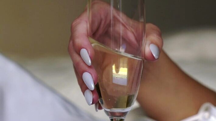 백인 손 여자 기념일 음료 결혼 와인잔 응원 유리 성공 아침 휴가 기념 주류 사람 이벤트 파티 와인 축제 침실 흰색 축하 알코올 잡기 목욕가운 칵테일 생일 액체 아침식사 샴페인 토스트 유리그릇 메를로 양조장 스플래쉬 MOV 해외동영상 클립영상 주간 서양인 그릇 빵 컬러 컨셉 술잔 모션 재질 신체부위 식사 가운 동영상 파일형식