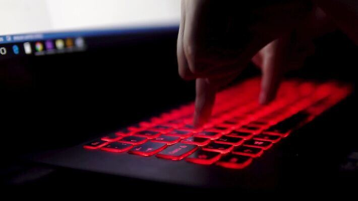 손 교육 인터넷 비즈니스 통신 손가락 주택 사람없음 신체부위 빛 컴퓨터 사무실 스크린 자료 어둠 장비 키보드 업무 연결 무선 책상 문학 타입 4K MP4 해외동영상 클립영상 가구 사람 건물 전자제품 작업 동영상 파일형식