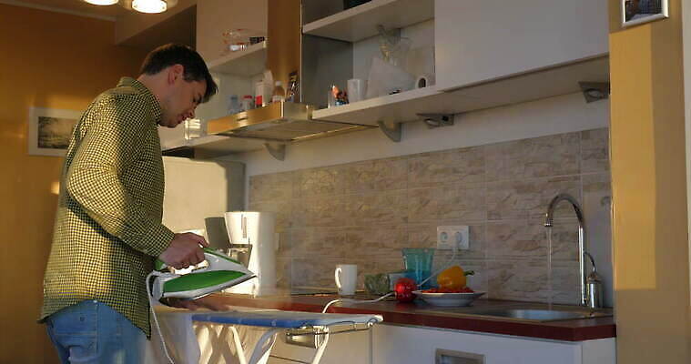 백인 1 손 옷 남자 셔츠 가사 가정 주택 실내 성인 내부 주방 기계 장비 흰색 직물 잡기 면 플랫 매끈함 수증기 철 언론 다리미질 4K MOV 해외동영상 클립영상 서양인 컬러 상의 모션 사람 건물 신체부위 감각 동영상 파일형식