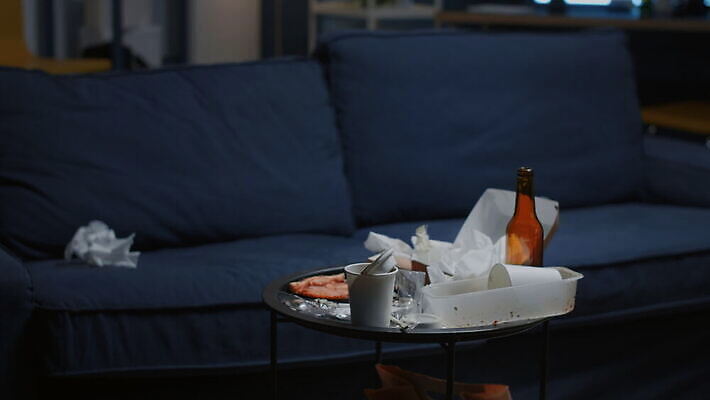 라이프스타일 음료 음식 탁자 스트레스 아파트 주택 맥주 주류 사람없음 소파 방 알코올 좌절 쓰레기 폐기물 야간 불행 문제 긴장 리빙 계산서 썩음 우울증 해로움 혼란 혼자 소름 정신건강 비어있는 4K MOV 해외동영상 클립영상 자연요소 감정 가구 컨셉 의자 건강 건물 생활 질병 동영상 파일형식