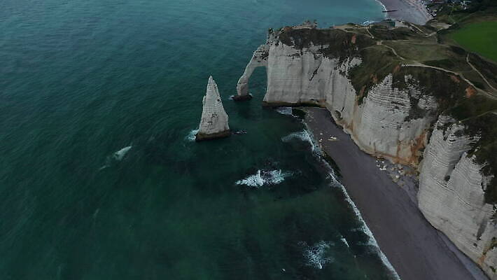 유럽 바다 자연 안테나 파노라마 사람없음 초록색 물 파란색 하이앵글 절벽 프랑스 만 아치 프랑스어 노르망디 드론 랜드마크 4K MOV 해외동영상 클립영상 자연요소 문자 나라 뷰포인트 컬러 통신 촬영기법 생태계 동영상 파일형식