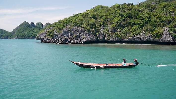 공원 아시아 바다 섬 여행 백그라운드 태국 휴가 열대 산 파노라마 풍경 사람없음 초록색 물 여름 파란색 여행객 맑음 놀람 전원 만 보트 숲 열대우림 언덕 암초 석호 내추럴 가죽끈 이국적 전국 터키석 파라다이스 4K MP4 해외동영상 클립영상 자연요소 계절 공공시설 감정 나라 컬러 배_교통 날씨 촬영기법 표정 사람 끈 전기에너지 가죽 보석 동영상 파일형식