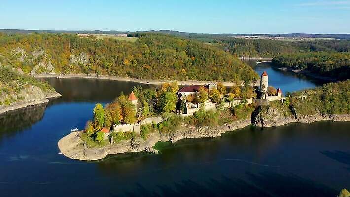 유럽 호수 여행 건축양식 지붕 주택 풍경 사람없음 건물 물 강 탑 골동품 바위 시골 방어 중세 역사 숲 체코 고딕 공화국 드론 랜드마크 르네상스 보헤미아 세기 옛날 4K MP4 해외동영상 클립영상 자연요소 건축물 건축 나라 모션 어류 돌_바위 동영상 파일형식