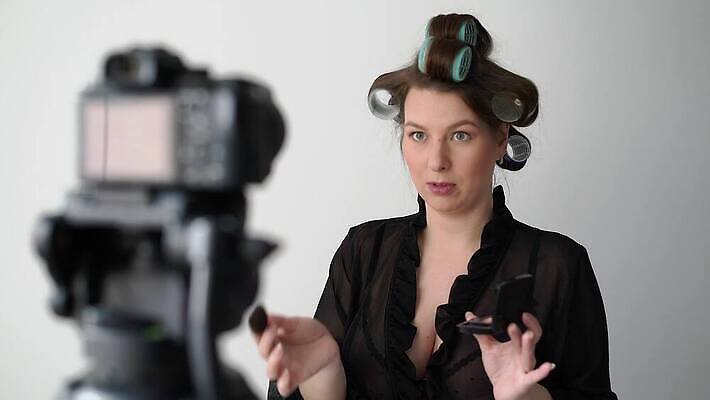 여자 인터넷 통신 주택 실내 대화 한명 사람 뷰티 유행 카메라 검은색 촬영 화장품 흰색 붓 목욕가운 속옷 토론 준비 방송 온라인 삼각대 란제리 동영상 블로거 블로그 소셜 크리에이터 1인미디어 4K MOV 해외동영상 클립영상 직업 1 옷 컬러 말하기 내부 건물 전자제품 가운 파일형식