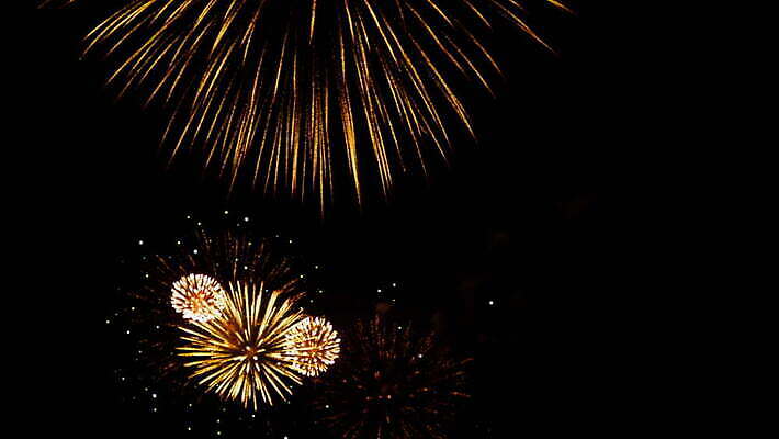 기념일 여행 백그라운드 하늘 불 휴가 불꽃 기념 폭죽 불꽃놀이 이벤트 사람없음 빨간색 빛 강 컬러풀 파티 축제 기쁨 축하 도시 오픈 야간 저녁 폭발 쇼 시끄러움 경례 스카이라인 광 크리스마스이브 4K MOV 해외동영상 클립영상 자연요소 감정 컬러 컨셉 크리스마스 놀이 인사 동영상 파일형식