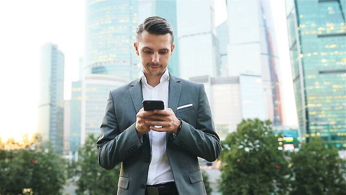 백인 직업 라이프스타일 외관 남자 인터넷 비즈니스 사업가 텍스트 성공 모바일 설계 기술 한명 야외 금융 스마트폰 핸드폰 컴퓨터 사무실 알약 디지털 고층빌딩 정보 도시 업무 비즈니스맨 자신감 네트워크 메시지 연결 스마트 허리 온라인 변호사 소셜미디어 네트워킹 MOV 해외동영상 클립영상 서양인 1 감정 컨셉 사람 빌딩 생활 신체부위 경제 전자제품 스마트기기 약 작업 직장인 동영상 파일형식