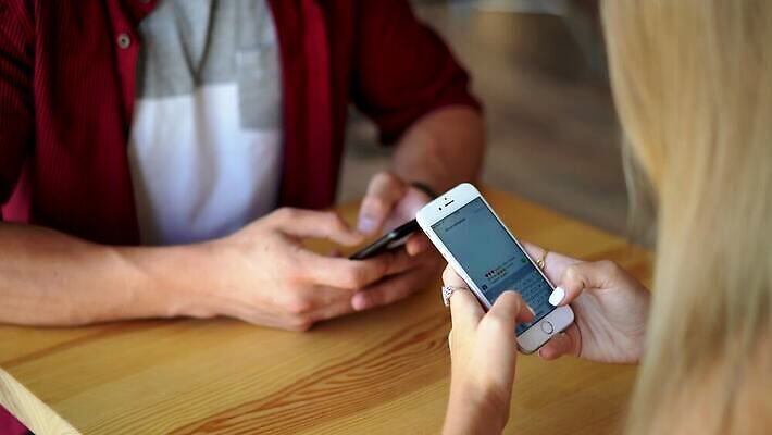 라이프스타일 행복 인터넷 데이트 함께함 실내 소년 내부 두명 여름 친구 스마트폰 파티 카페 메시지 어플리케이션 연결 무선전화기 블로거 셀룰러 4K MOV 해외동영상 클립영상 계절 남자 감정 어린이 컨셉 관계 사람 이벤트 생활 핸드폰 스마트기기 상점 전화기 동영상 파일형식