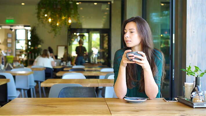 백인 라이프스타일 여자 커피 인터넷 비즈니스 통신 탁자 모바일 휴식 대화 한명 사람 앉기 내부 컵 스마트폰 핸드폰 식당 카페 시간 업무 어플리케이션 연결 전화기 와이파이 부름 카푸치노 다락방 단절 무료 힙스터 셀룰러 4G 4K MOV 해외동영상 클립영상 서양인 1 식기 패션 음료 가구 컨셉 모션 IT 말하기 생활 전자제품 스마트기기 상점 작업 무선인터넷 동영상 파일형식