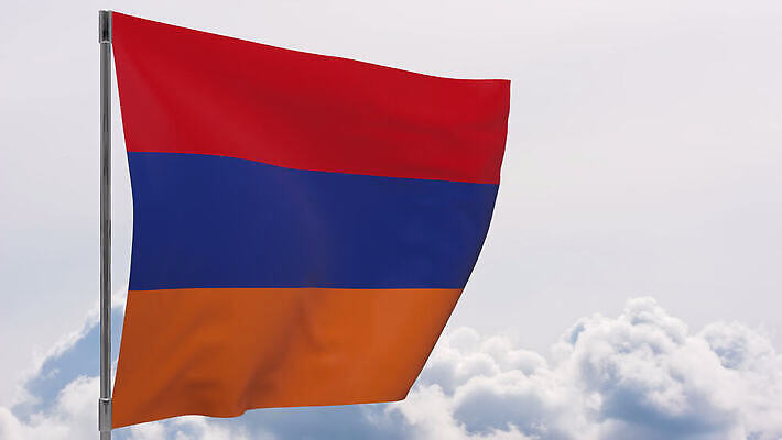 배너 물결 백그라운드 하늘 바람 사람없음 파란색 흰색 깃발 깃대 봉 애국심 아르메니아 전국 4K MOV 해외동영상 클립영상 자연요소 컬러 날씨 동영상 파일형식