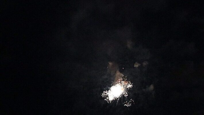 기념일 행복 별 컬러 백그라운드 크리스마스 오렌지 하늘 불 추상 휴가 불꽃 새로움 기념 폭죽 이벤트 사람없음 야외 빨간색 빛 컬러풀 노란색 파티 검은색 축제 축하 생일 황금 야간 폭발 연도 파열 빛망울 독립 효과 MP4 해외동영상 클립영상 자연요소 감정 컨셉 무늬 과일 동영상 파일형식