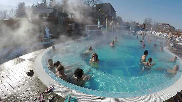 전통 여행 겨울 자연 휴식 수영장 따뜻함 건강 사람없음 야외 목재 초록색 물 햇빛 여행객 평화 스파 목욕 봄 흐름 추위 시골 오픈 뜨거움 개울 수증기 피부 휴양지 지역 내추럴 돌봄 신맛 옛날 유황 현재 효과 4K MP4 해외동영상 클립영상 자연요소 나무 계절 컬러 컨셉 재료 모션 사람 신체부위 강 태양 청결 장소 맛 생태계 동영상 파일형식