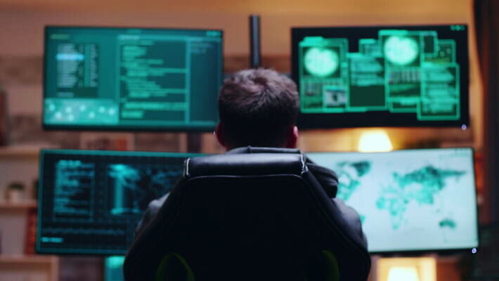 백인 남자 인터넷 뒷모습 컴퓨터 자료 웹 어둠 방 정보 작업 네트워크 이메일 바이러스 야간 연결 위험 공격 비밀 사이버 보안 신분 시스템 온라인 해킹 해커 데이터베이스 방화벽 사생활 서버 소프트웨어 악성코드 프로그래밍 4K MOV 해외동영상 클립영상 자연요소 서양인 뷰포인트 컨셉 모션 안전 사람 전자제품 범죄 동영상 개발 파일형식