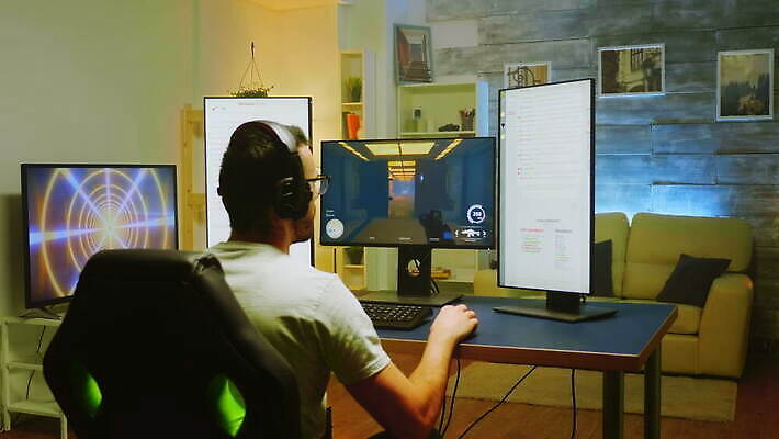 백인 직업 인터넷 놀이 주택 사람 컴퓨터 스크린 헤드폰 흐름 분노 게임 개울 발사 집중 마이크 전자 슛 사수 온라인 찬성 게이머 플레이어 생존 크리에이터 4K MOV 해외동영상 클립영상 서양인 감정 음향기기 컨셉 건물 전자제품 강 동영상 파일형식 1인미디어