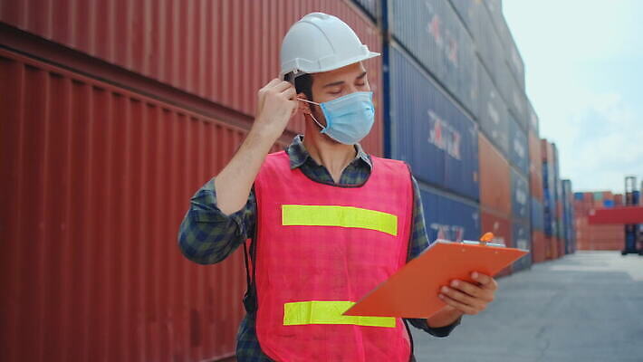 백인 직업 행복 산업 유니폼 비즈니스 공장 교통시설 노동자 한명 서기 미소 안전 사람 야외 글로벌 항구 장비 화물 업무 엔지니어 헬멧 컨테이너 조선소 창고 서비스 경영자 상업 수납 포트 물류 경영 분배 터미널 4K MOV 해외동영상 클립영상 서양인 1 옷 감정 교통 공업 모션 표정 운송업 작업 기술자 보호장비 시설 리더 동영상 파일형식