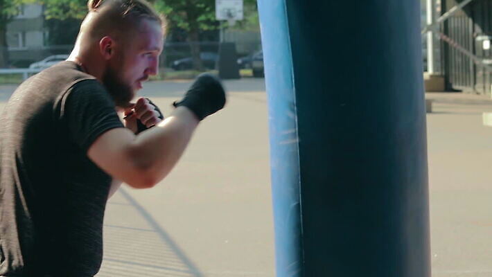 백인 남자 스포츠 이동 가방 건강 한명 소년 성인 야외 상자 운동 힘 주먹 권투 에너지 펀치 방어 보호 공격 연습 체육관 싸움 붕대 충격 때리기 운동가 힘찬 자극 MOV 해외동영상 슬로모션 클립영상 서양인 1 잡화 어린이 컨셉 모션 촬영기법 어류 사람 격투기 동영상 파일형식