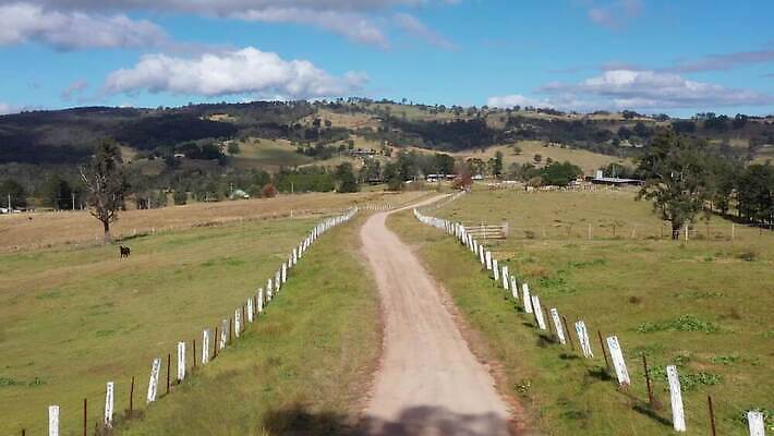 구름 도로 길 여행 잎 농업 자연 하늘 땋은머리 안테나 풍경 사람없음 야외 초록색 파란색 울타리 농장 환경 계곡 흰색 호주 언덕 먼지 드론 밭일 선로 4K MP4 해외동영상 클립영상 자연요소 식물 헤어스타일 산업 컬러 통신 교통시설 담장 오세아니아 생태계 동영상 파일형식