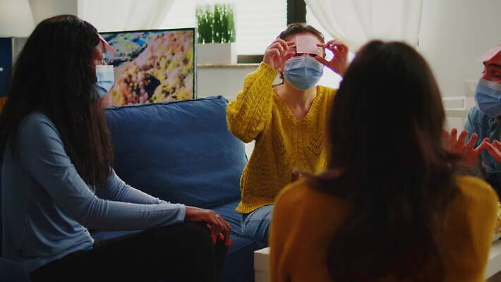 행복 거실 맥주 대화 가면 마스크 웃음 사람없음 친구 소파 글로벌 파티 검은색 우정 펼침 기쁨 마시기 시간 그룹 바이러스 보호 예방 번짐 팝콘 다인종 섞기 소셜 어려움 이마 코로나바이러스 사교적 뉴노멀 4K MOV 해외동영상 클립영상 감정 컬러 컨셉 의자 관계 모션 주류 표정 말하기 인종 이벤트 경제 동영상 파일형식 효과