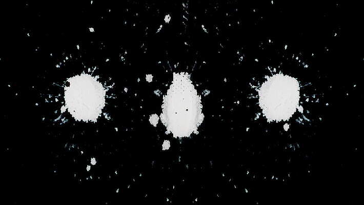 종이 백그라운드 부분 추상 잉크 미술 사람없음 물 검은색 페인트 펼침 젖음 흐름 흰색 물방울 붓 점 얼룩 액체 떨어짐 유기농 질감 분무기 쏟아짐 내추럴 고립 그런지 효과 4K 유체 화면전환 MOV 해외동영상 클립영상 자연요소 웰빙 컬러 컨셉 무늬 모션 문화예술 동영상 파일형식