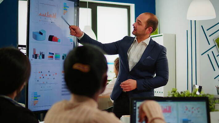 직업 회사 비즈니스 사업가 통신 회의 그래프 협력 대화 설명 사람 금융 사무실 정보 업무 작업 비즈니스맨 비즈니스우먼 발표 그룹 계획 대표 토론 동료 경영자 리더 창업 나눔 다민족 경영 프로젝트 브레인스토밍 4K MOV 해외동영상 클립영상 여자 남자 컨셉 관계 모션 말하기 경제 직장인 자영업 동영상 파일형식