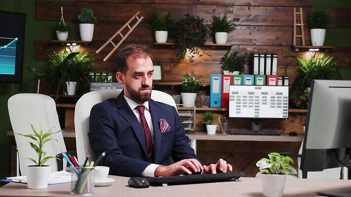 직업 1 라이프스타일 남자 인터넷 회사 비즈니스 CEO 통신 탁자 노동자 직장 실내 사람 앉기 성인 컴퓨터 사무실 타이핑 키보드 업무 작업 비즈니스맨 일주일 책상 경영자 바쁨 창업 온라인 종료 경영 혼자 4K MOV 해외동영상 클립영상 가구 모션 내부 생활 전자제품 직장인 리더 자영업 동영상 파일형식