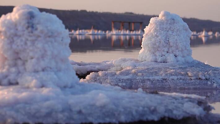 호수 바다 백그라운드 자연 풍경 사람없음 야외 물 바위 흰색 약초 크리스탈 휴양지 진흙 결정체 지구온난화 내추럴 우크라이나 짠맛 오데사 4K MP4 해외동영상 클립영상 자연요소 유럽 컬러 장소 돌_바위 풀_식물 맛 광석 생태계 동영상 기후변화 파일형식