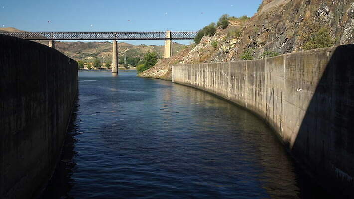산업 벽 여행 사람없음 야외 물 강 힘 도시 떨어짐 큼 댐 포르투갈 잠금 대문 수로 운하 세대 도루강 떠남 수력발전 콘크리트 4K MOV 해외동영상 클립영상 자연요소 공공시설 유럽 컨셉 모션 문 발전 크기 보안 동영상 수력에너지 파일형식