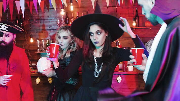 캐릭터 백그라운드 휴가 조명 사람 장식 친구 청춘 파티 어둠 황혼 우정 기쁨 할로윈 의사 마시기 알코올 춤 바 그룹 야간 무서움 만취 클럽 디스코 마녀 변장 해적 외과 10월 흡혈귀 호러 유흥 4K MOV 해외동영상 클립영상 자연요소 감정 음악 컨셉 의학 관계 모션 문화예술 병원 이벤트 일몰 의료진 날짜 도둑 공포 동영상 술취함 파일형식