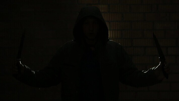 남자 실루엣 얼굴 2 거리 사람없음 숫자 검은색 어둠 덮개 잡기 도시 폭력 범죄 칼 유령 야간 저녁 위험 공격 도둑 절도 날카로움 법 살인 숨김 단검 해커 나쁜 빈민가 살인범 MOV 해외동영상 클립영상 자연요소 문자 무기 컬러 컨셉 모션 촬영기법 사람 신체부위 뚜껑 검 범죄인 사회이슈 동영상 파일형식