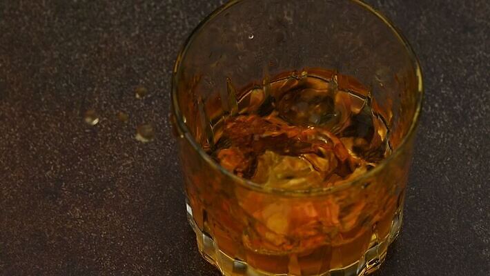 1 라이프스타일 문화 음료 백그라운드 유리 탁자 사람없음 얼음 어둠 마시기 알코올 칵테일 바 투명 던지기 닫기 떨어짐 계산대 가득함 큐브 각도 쏟아짐 버번 브랜디 위스키 스플래쉬 카피스페이스 MOV 해외동영상 슬로모션 클립영상 자연요소 가구 컨셉 모션 재질 주류 촬영기법 생활 공백 동영상 파일형식