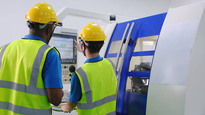 백인 직업 남자 산업 흑인 비즈니스 공장 노동자 직장 함께함 대화 안전 사람 동양인 여러명 걷기 기계 장비 업무 작업실 기술자 엔지니어 제조 보호 감독 계획 안전모 헬멧 토론 창고 직원 시설 컨설턴트 경영자 공학 제어 파이프라인 프로젝트 4K MOV 해외동영상 클립영상 서양인 교육 다수 컨셉 회사 공업 모션 말하기 인종 작업 전문직 안전장비 보호장비 상담 리더 파이프_관 동영상 파일형식