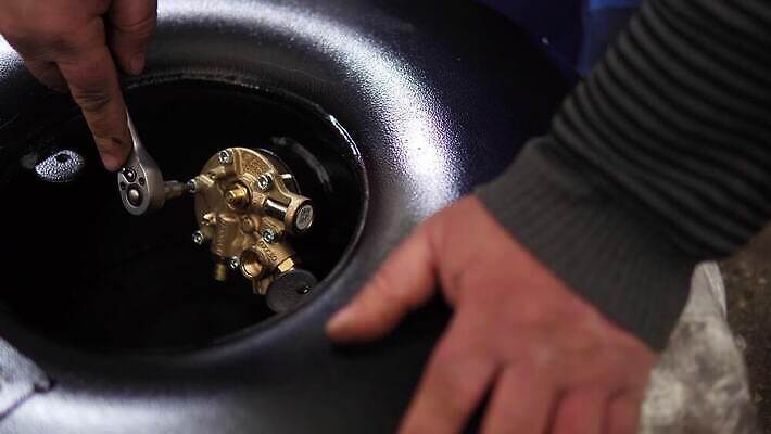 손 산업 여행 컨셉 비즈니스 교통시설 자동차 자연 새로움 사람없음 초록색 경제 환경 금속 검은색 힘 장비 에너지 액체 오염 역 휘발유 석유 서비스 탱크 연료 가스 펌프 내추럴 설치 실린더 압축 옛날 자동 4K MP4 해외동영상 클립영상 육상교통 컬러 교통 재질 신체부위 시설 생태계 동영상 파일형식