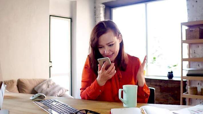 백인 직업 여자 백그라운드 비즈니스 통신 모바일 주택 세포 대화 한명 정장 성인 스마트폰 핸드폰 분노 작업 비즈니스우먼 전화기 부름 트러블 4K MP4 해외동영상 클립영상 서양인 1 옷 감정 모션 말하기 사람 건물 전자제품 스마트기기 직장인 동영상 파일형식