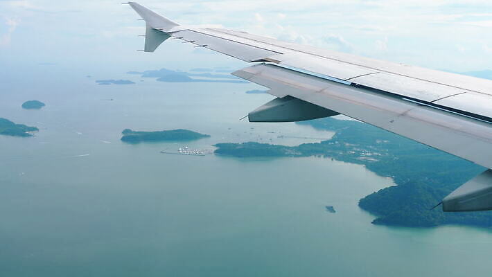 바다 섬 여행 백그라운드 교통시설 태국 자연 하늘 비행기 안테나 사람없음 야외 물 파란색 우주 흰색 정상 대패 안다만 푸켓 수평선 4K MOV 해외동영상 클립영상 자연요소 아시아 컬러 교통 통신 항공교통 대중교통 시설 생태계 동영상 파일형식