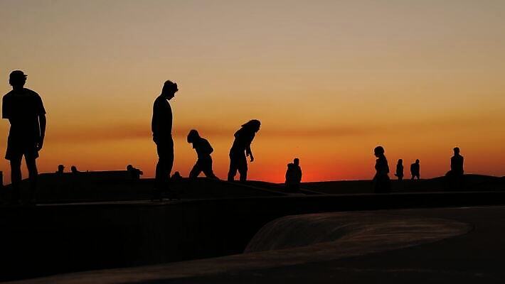 라이프스타일 공원 실루엣 스포츠 백그라운드 거리 사람 경사 사람없음 여름 청춘 태양 일출 점프 미국 일몰 스케이트 스케이팅 도시 스케이트보드 사발 도심 시원함 캘리포니아 베네치아 스케이터 스케이트장 로스앤젤레스 강렬 그런지 스타일 카피스페이스 4K 산타모니카 MP4 해외동영상 클립영상 자연요소 계절 공공시설 스포츠용품 컨셉 북아메리카 스포츠시설 모션 겨울스포츠 운동선수 촬영기법 생활 노을 이탈리아 공백 보드_스포츠 사기그릇 동영상 파일형식