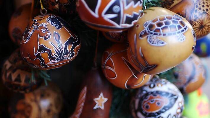 전통 패턴 멕시코 매달리기 여러명 사람없음 목재 장식 쇼핑 뷰티 축제 미국 축하 시장 닫기 라틴아메리카 계산대 심볼 묘사 기념품 캘리포니아 지역 히스패닉 수공예 DIY 구시가지 산티아고 수공예품 핸드메이드 많음 4K MP4 해외동영상 클립영상 나무 다수 컨셉 북아메리카 무늬 재료 모션 아메리카 사람 취미 공예 오브젝트 공예품 동영상 파일형식