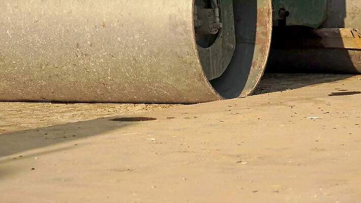 직업 산업 도로 지구 모래 포즈 건축양식 노동자 사람없음 건물 파란색 노란색 힘 기계 흙 장비 건설현장 업무 바퀴 땅 불도저 굴착기 삽 발굴 국자 트랙터 짐차 지하 무거움 땅파기 의무 채석 1인칭시점 4K HD MP4 해외동영상 클립영상 건축물 시선 건축 길 컬러 교통시설 자동차 주방용품 건설업 작업 중장비 무게 농기계 특수차량 동영상 파일형식