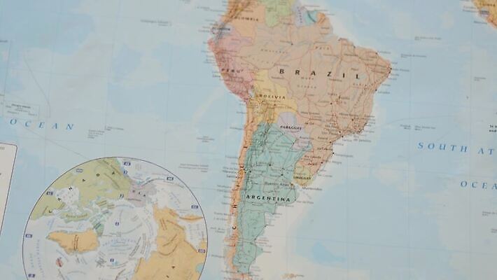 디자인 실루엣 종이 지구 여행 지도 비즈니스 사람없음 그래픽 초록색 컬러풀 세계 글로벌 미국 행성 도시 남아메리카 콜롬비아 열대우림 라틴아메리카 땅 대륙 윤곽 에콰도르 브라질 동영상 칠레 남쪽 아르헨티나 고립 베네수엘라 볼리비아 우루과이 이국적 전국 지도책 지리 파라과이 페루 국경 4K MOV 해외동영상 클립영상 컬러 북아메리카 촬영기법 아메리카 책 우주 숲 방향 파일형식