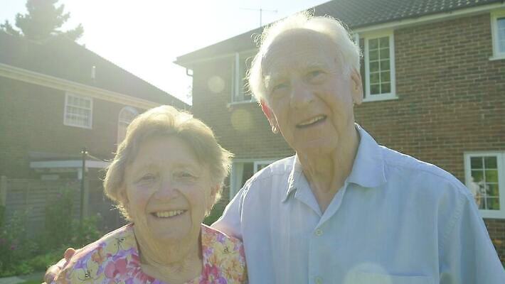 백인 라이프스타일 커플 여자 할아버지 노년 남자 행복 할머니 결혼 2 관계 포옹 남편 불꽃 함께함 건강 사랑 사람 성인 야외 두명 여름 노후 빛 햇빛 낭만 아내 결합 은퇴 긍정 카피스페이스 유대감 4K MP4 해외동영상 클립영상 서양인 계절 감정 컨셉 안기 불 이벤트 생활 태양 공백 동영상 파일형식