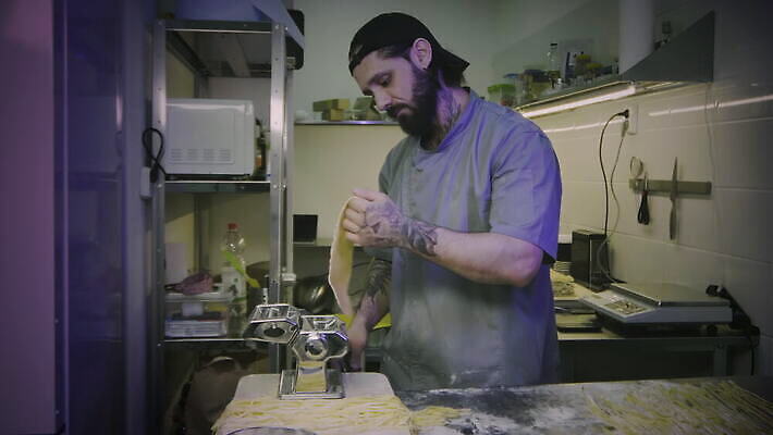 백인 전통 손 남자 음식 탁자 주택 파스타 건강 스파게티 관리 요리 한명 사람 유행 주방 식당 요리사 식사 기계 이탈리아 흰색 신선 면 맛 밀 문신 국수 준비 상업 날것 반죽 만들기 밀가루 레시피 방법 페스츄리 페투치네 핸드메이드 탈리아텔레 4K MOV 해외동영상 클립영상 서양인 직업 1 유럽 빵 컬러 가구 컨셉 모션 곡류 서양음식 건물 신체부위 상점 면류 가루 동영상 파스타면 파일형식